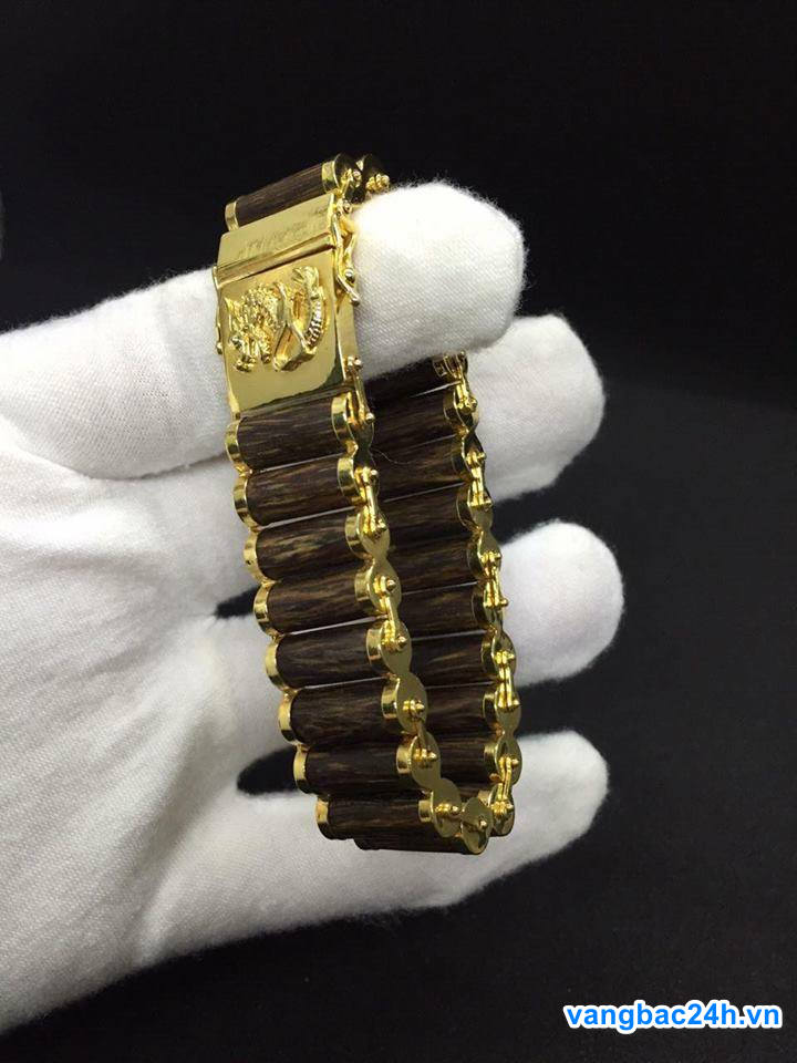 Vòng đeo tay trầm hương bọc vàng 24k là một trong những món quà đẳng cấp nhất hiện nay. Với sự kết hợp giữa trầm hương và vàng 24k, đây là biểu tượng của sự sang trọng và quý phái. Hãy khám phá hình ảnh vòng đeo tay trầm hương bọc vàng 24k đầy quyến rũ này.