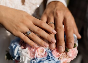 Nam đeo nhẫn cưới tay phải được không? Tại sao? có ý nghĩa gì?